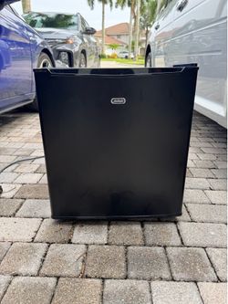 Sunbeam mini refrigerator like new condition located in Weston