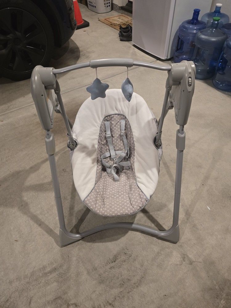 Graco Slim Spaces Compact Baby Swing
