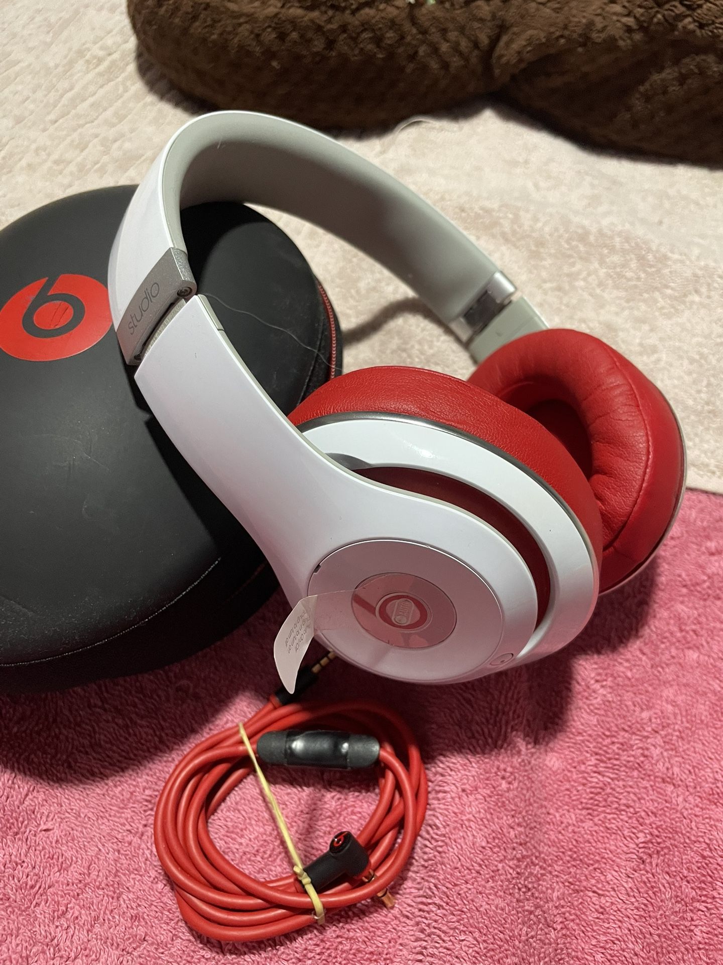 Beats Studio Pro In White & Red