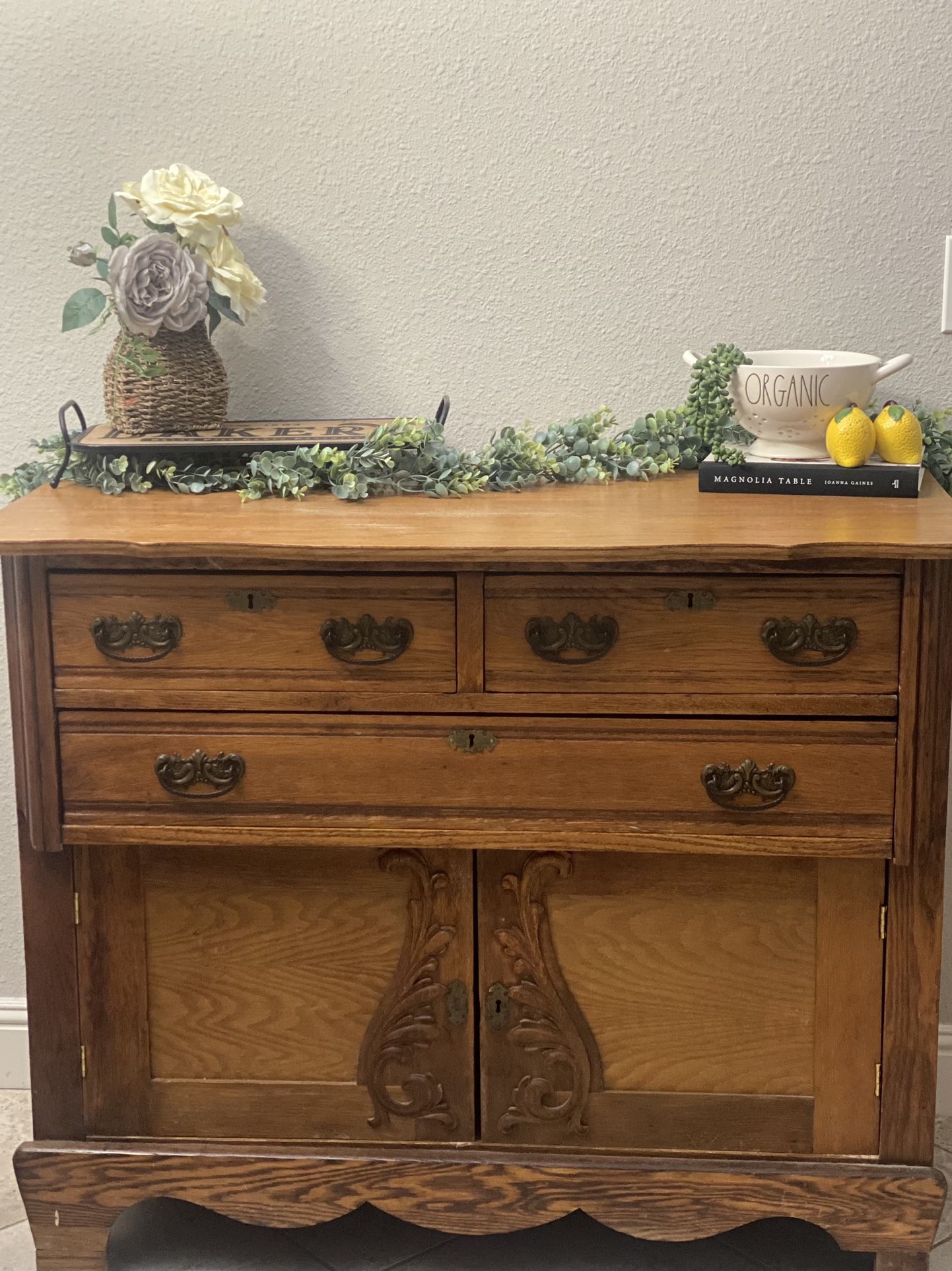 Beautiful Oak Buffet/sideboard/entry Way Cabinet🌼🌼