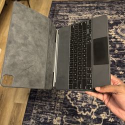 Magic Keyboard iPad 12.9 Inch