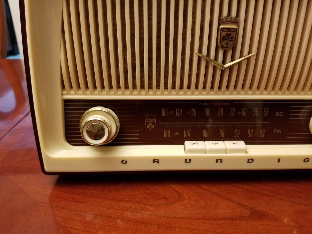 Grundig Majestic Table Radio