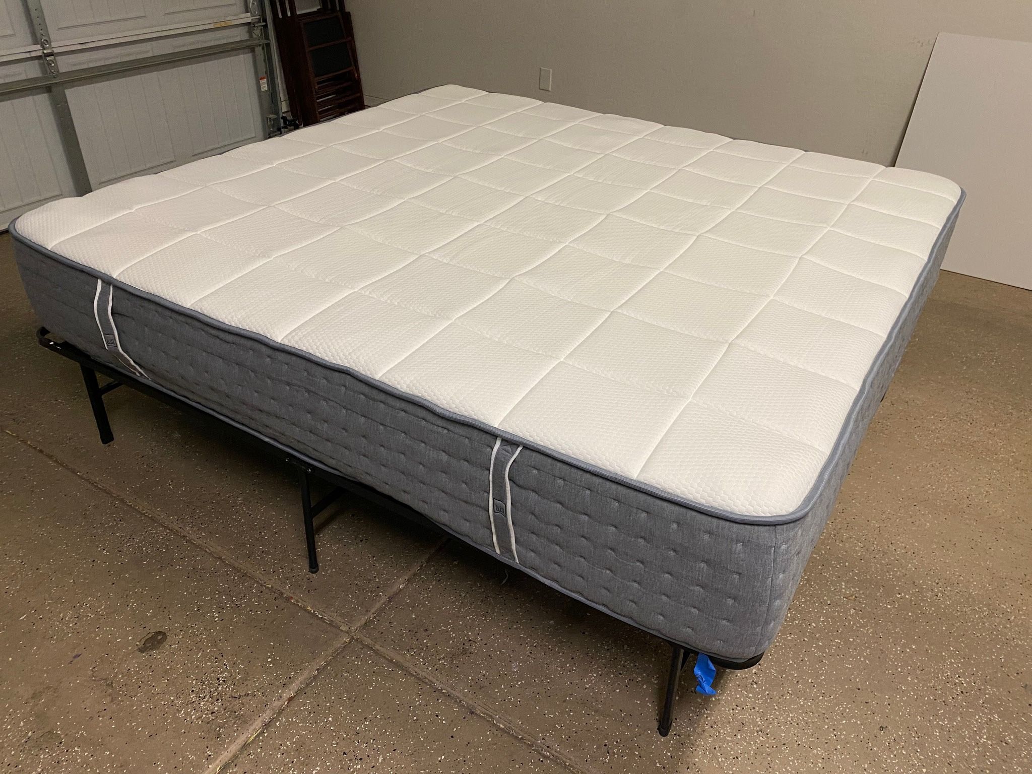 The Luxe Hybrid Mattress, Cal King, Excellent Condition
