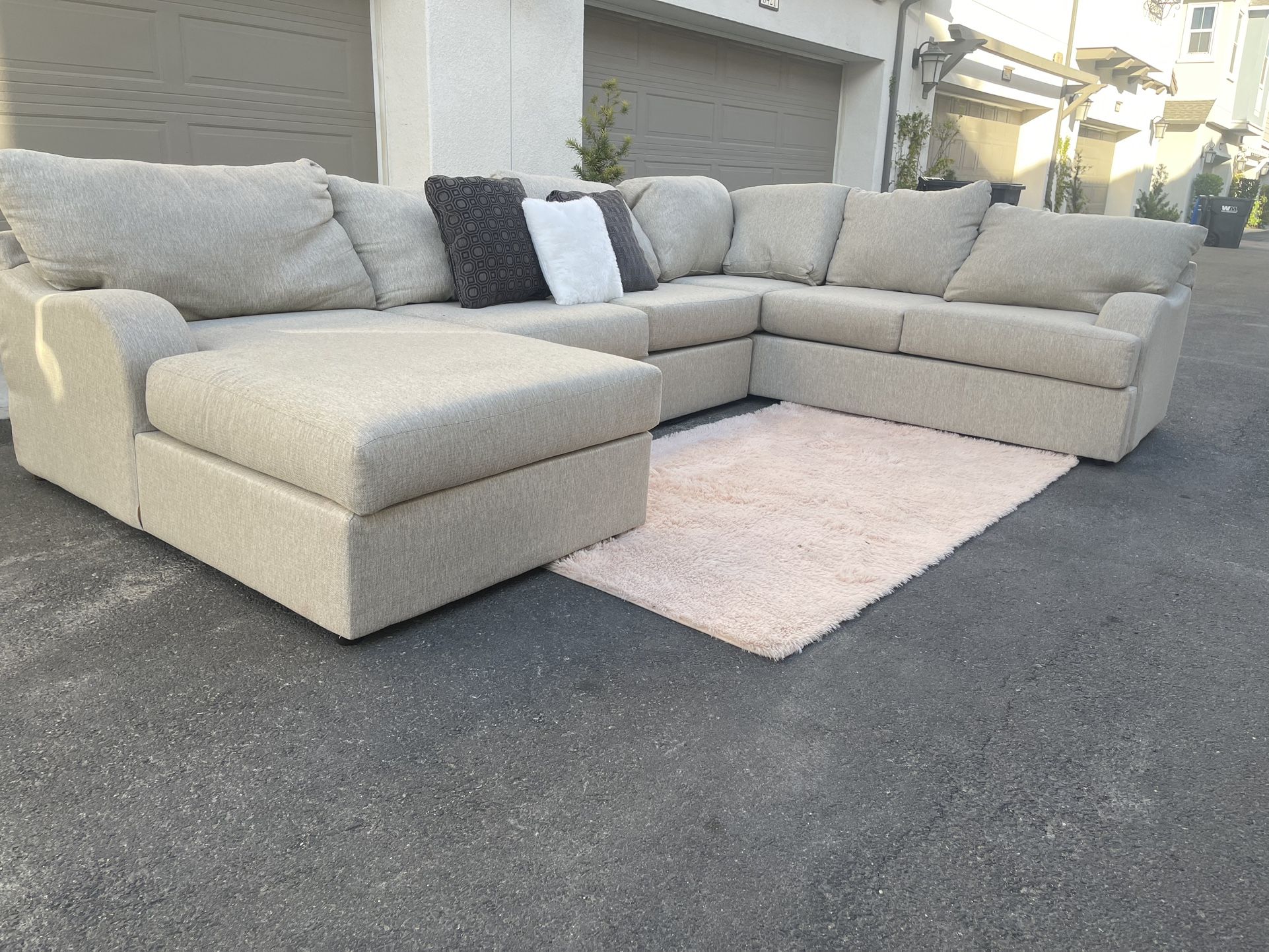 Stunning Beige Sectional Couch In Excellent Condition - Free Delivery 🚚