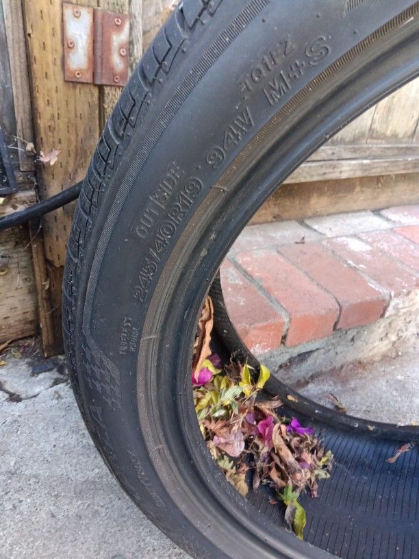 Bridgestone 245/40 R19 Tire