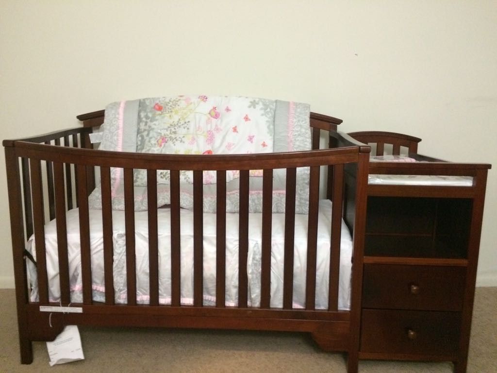 Convertable Delta baby crib with changing table and Mattress