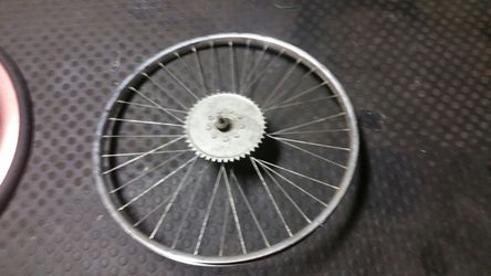 Motorized rear bicycle wheel