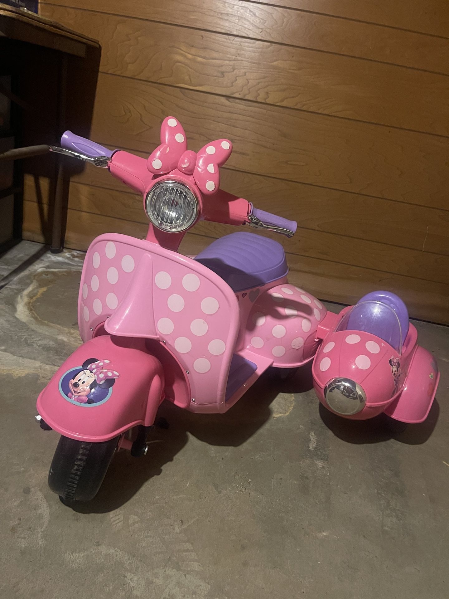 6V Disney Minnie Mouse Happy Helpers Scooter with Sidecar Ride