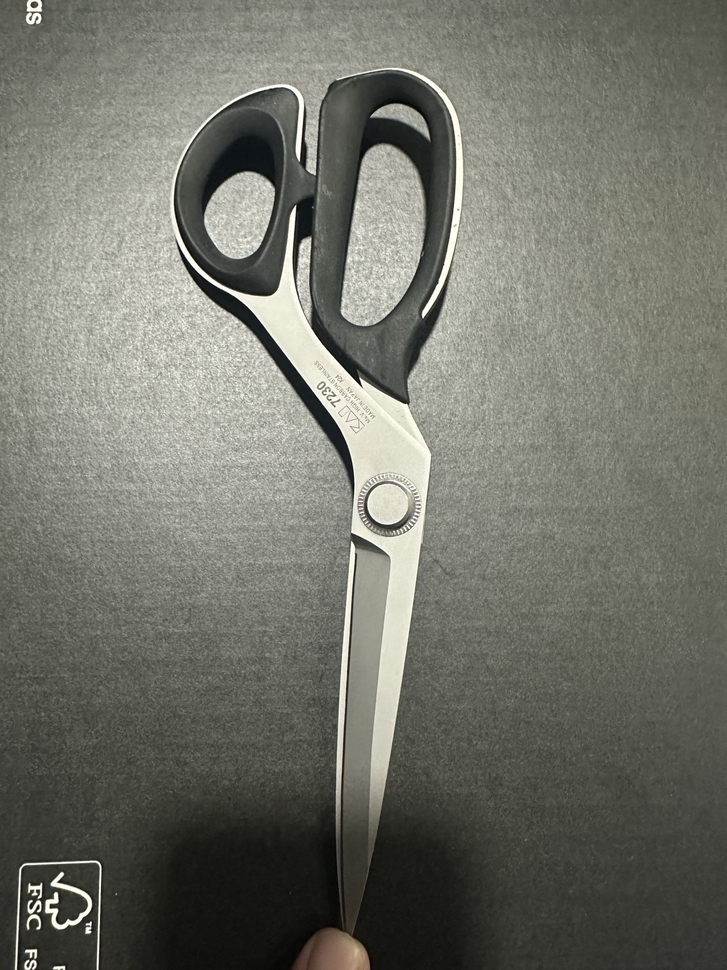 KAI 7230: 9-INCH PROFESSIONAL SHEARS