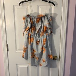 Junior Off-Shoulder Short Light Gray Floral Dress Size Small