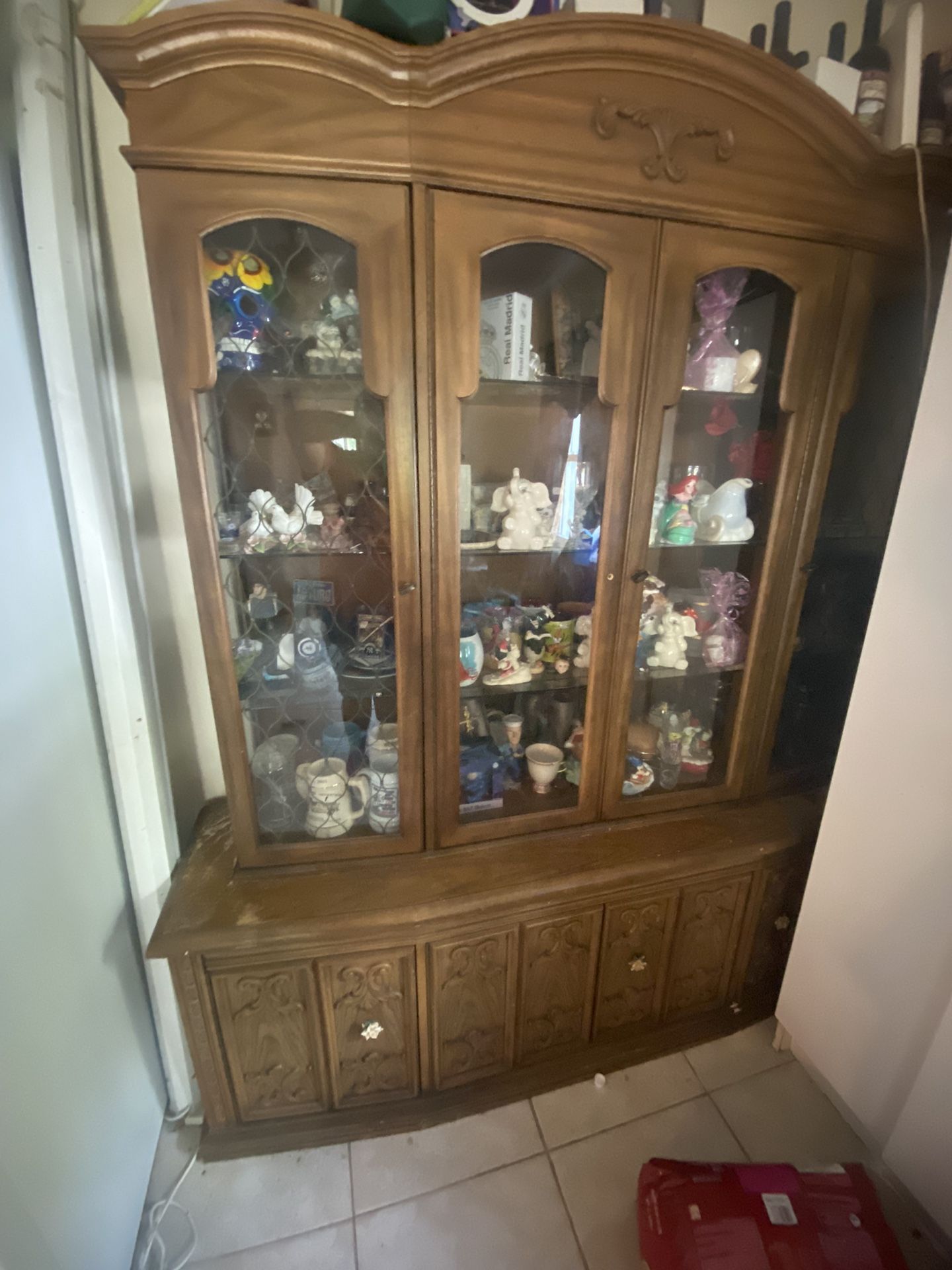China Hut/ Curio Cabinet