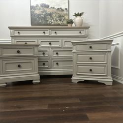 Dresser And 2 Nightstands With Power!