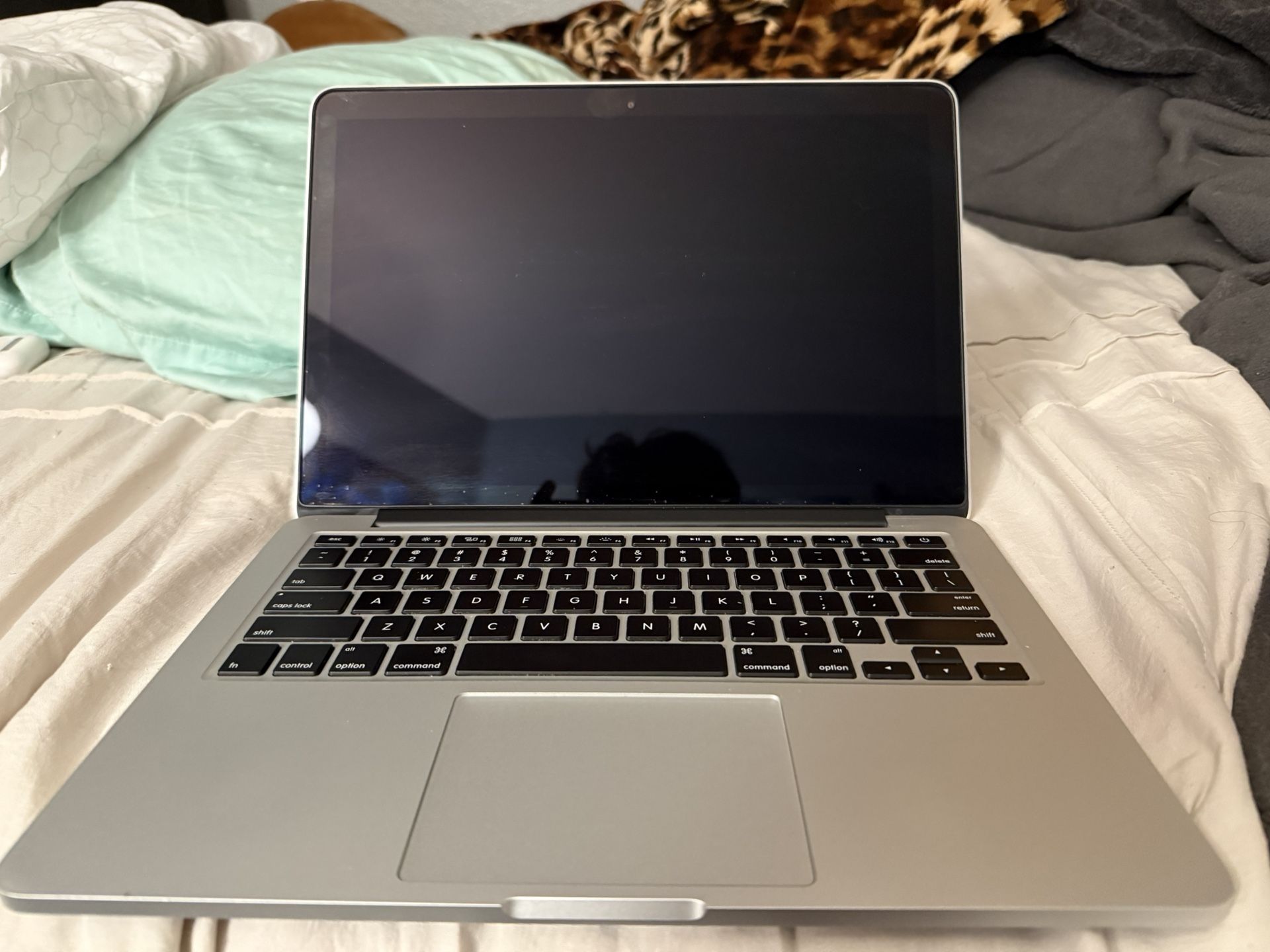 MacBook Pro 13” Early 2015 (NEED NEW BATTERY)