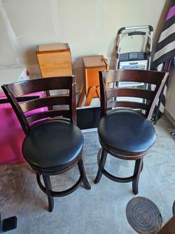 Swivel barstools