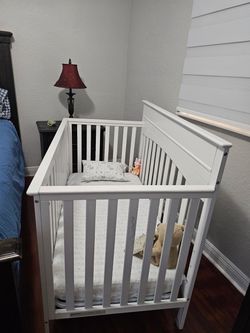 White Wood Baby Crib with Mattress , Cuna con colchón