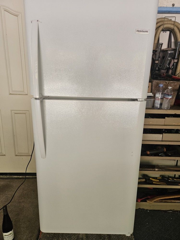 Frigidaire Refrigerator with Top Freezer 20.4 Cu Ft - Works Excellent!