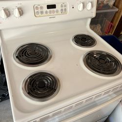 Good working electric stove. MARKED DOWN TO $50. Uses giant 240 volt plug  for Sale in Duncanville, TX - OfferUp