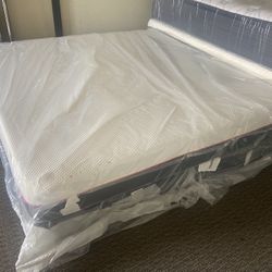 10” King Memory Foam Mattress And Box Springs