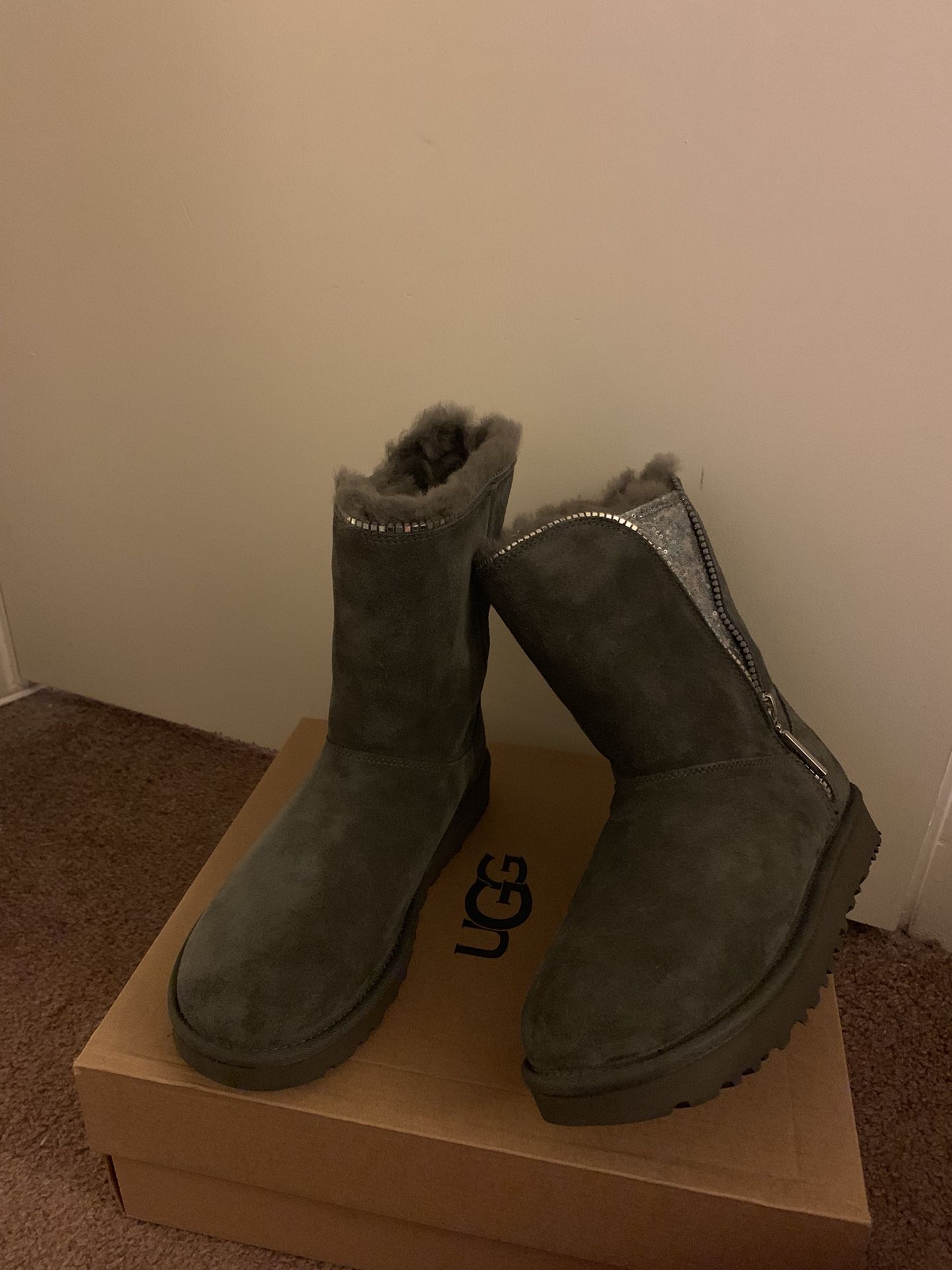 100% Authentic Brand New in Box UGG Classic Zip Boots / Women size 6 / Color: Grey