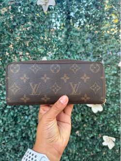 Authentic wallet BEST OFFER PICK UP TODAY