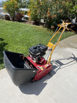 McLane Front Reel Lawn Mower With Briggs & Stratton Engine for Sale in  Whittier, CA - OfferUp