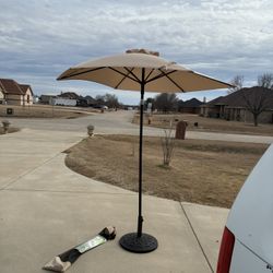 35 Lbs Cast iron Base And 7.5 UMBRELLA..like New Condition 