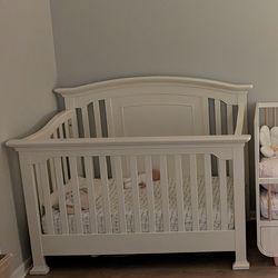 Full size white crib