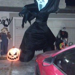 12 ft Scream inflatable 