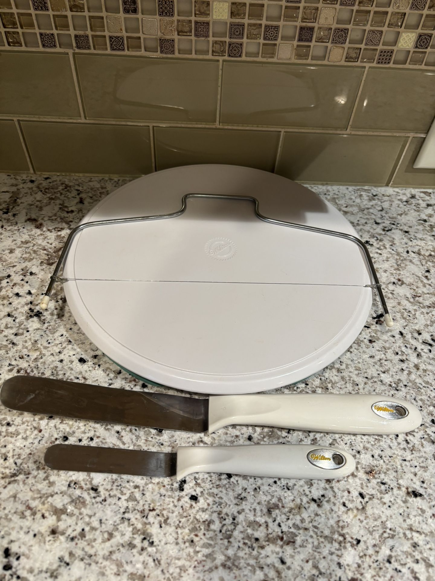 Wilton Cake Decorating Set – Turntable + Leveler + Icing Spatulas (Like New!)