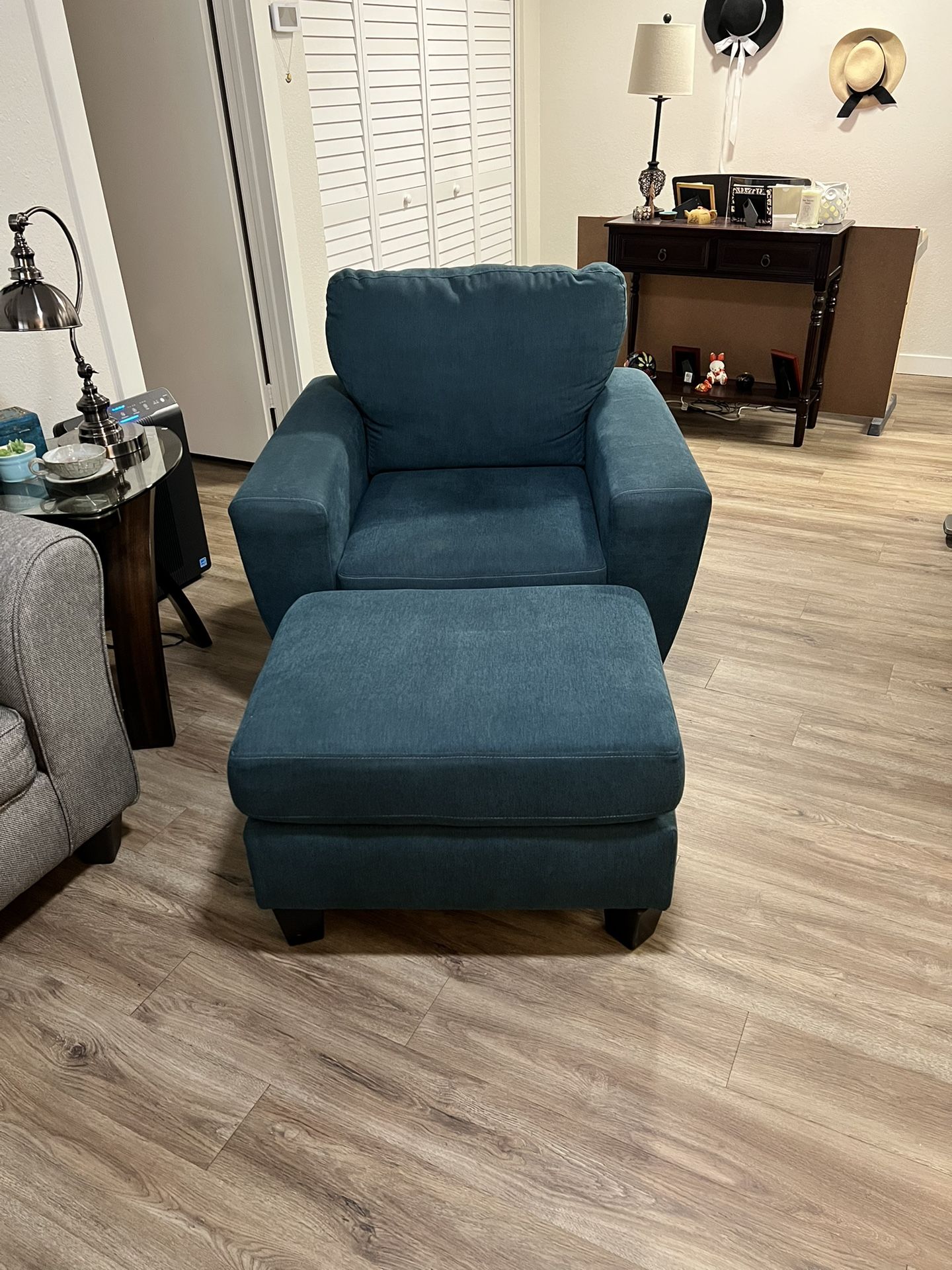 Large Chair With Ottoman