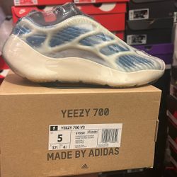 Yeezy 700 V3 Kyanit Men Size 5. Women Size 6