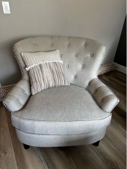 Beautiful Tufted Accent Chair – Oatmeal Linen
