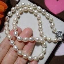 Elegant white pearl necklace. Has pretty oval-shaped pearls. Great for dressing up or everyday wear.