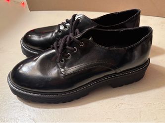 Women’s black shoes