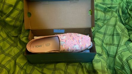 New Nib Size 8 Women’s Toms Shoes Unicorns Rainbow Pink Tennis Shoe