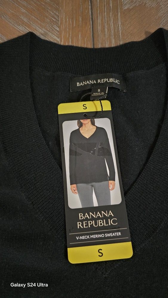 Banana Republic Ladies V-Neck Merino
Wool Sweater Black