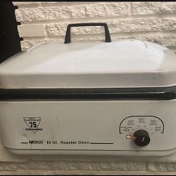 Nesco 18 Qt Roaster Oven working perfectly include two large cooking pan and grilling steel