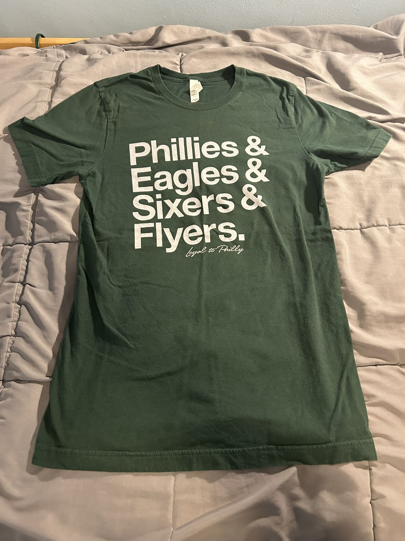 Canvas Phillies Eagles Flyers Sixers Loyal To Philly Men’s T-Shirt Medium Green