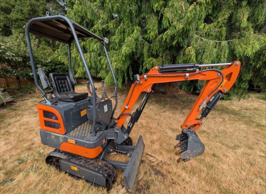 Big 1.25-ton AGT Mini Excavator w/ Briggs&Stratton Professional gas engine