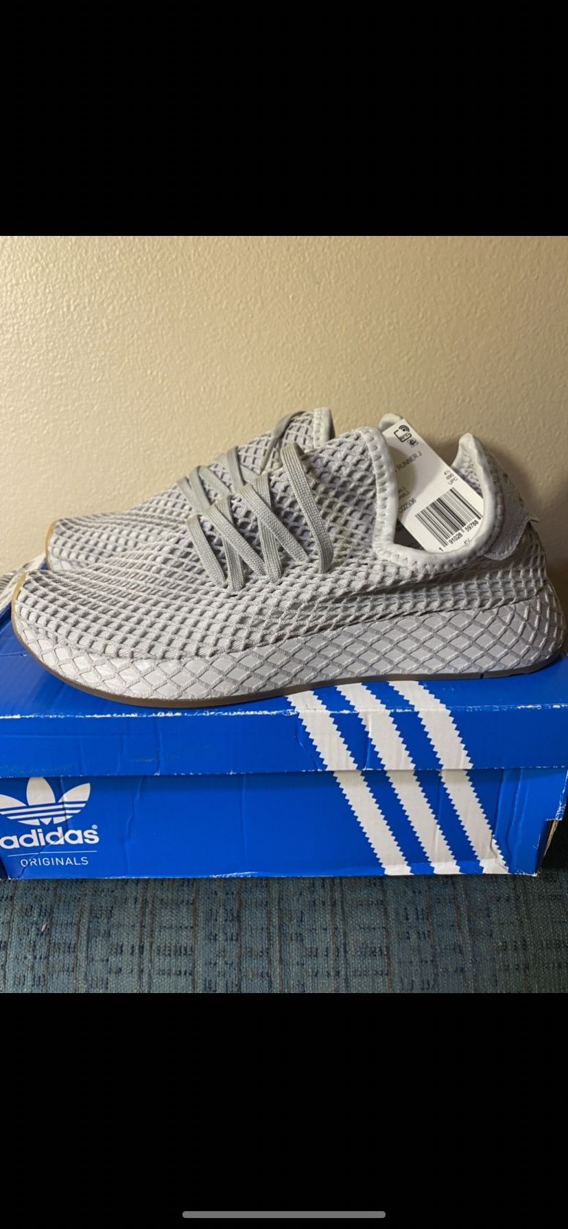 Brand New Big Kids ADIDAS SZ 5Y