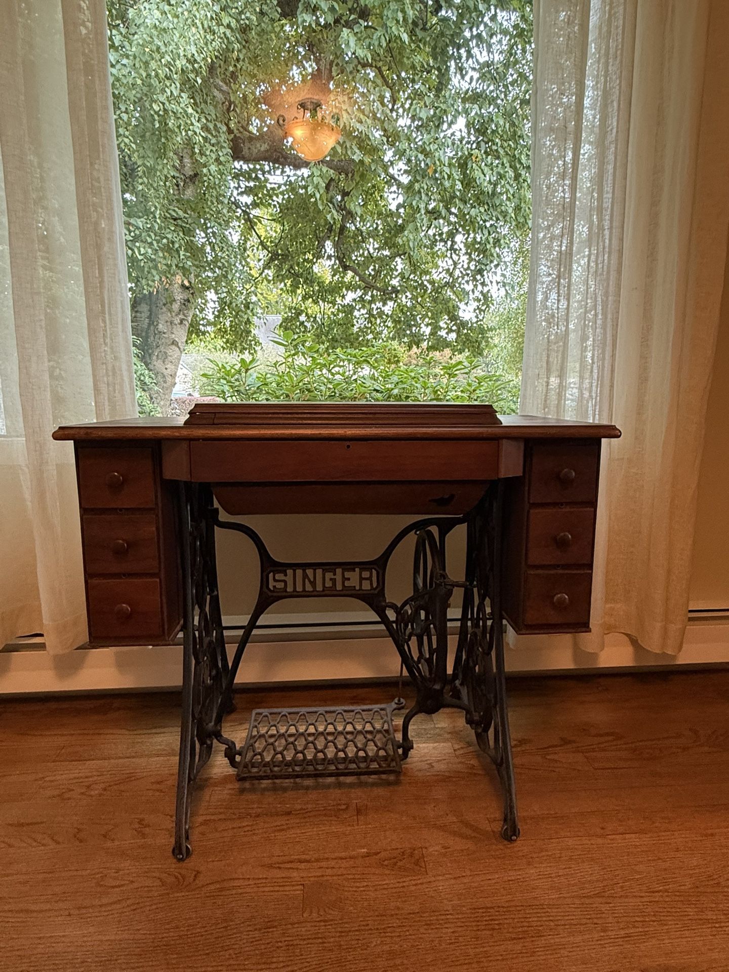 Singer Sewing Machine 