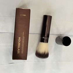 Hourglass Retractable Foundation Brush