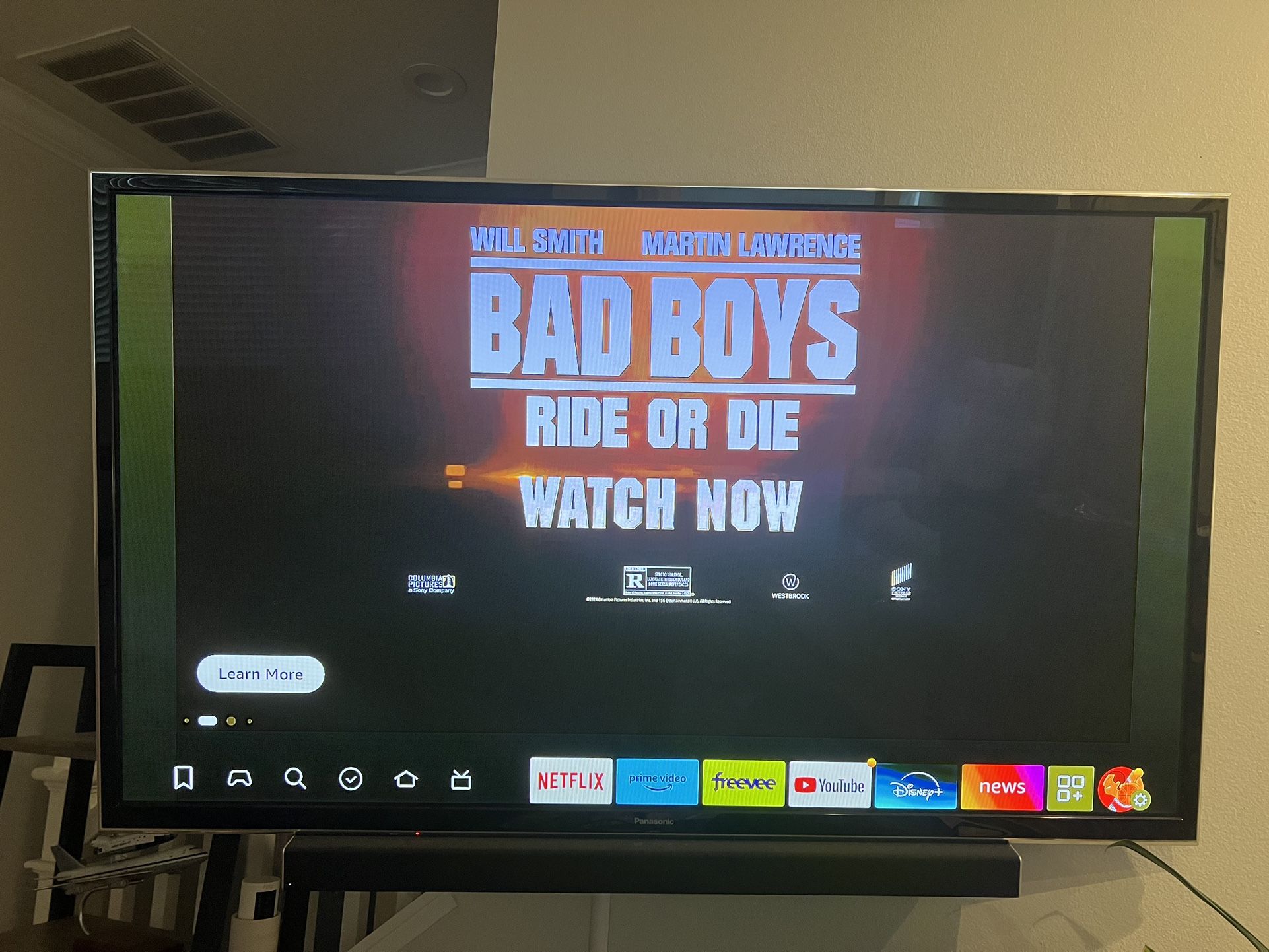 Panasonic 60 Inch Tv + Soundbar + Mount TC-P60ST60