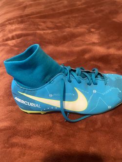Nike soccer futbol semi new 5 1/2 and blue in good condition