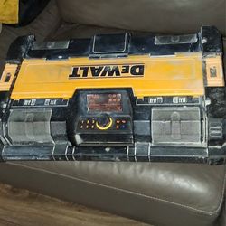 TOUGH SYSTEM JOBSITE RADIO+ A 4AH BATTERY..