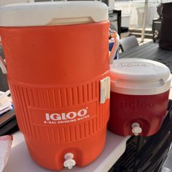 Igloo Cooler 5 And 1 1/2 Gallon.  In Great Condition 