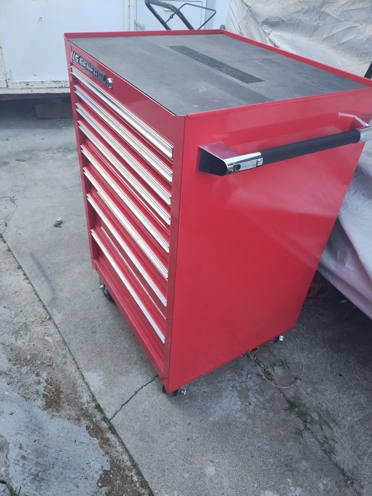 US General Tool Box. 8 Drawers Good Condition. Has Keys. 40"H 27"W22"D. I Can Deliver For Extra.