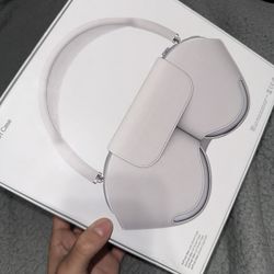 Silver Airpod Maxes