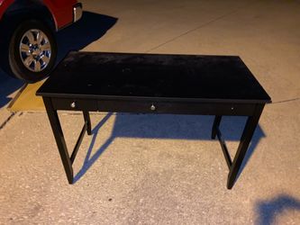 Desk with 3 drawers 48x24. Missing one drawer pull