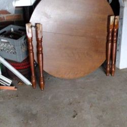 Nice HardWood Round Table With 4 Legs (CLEAN!!)